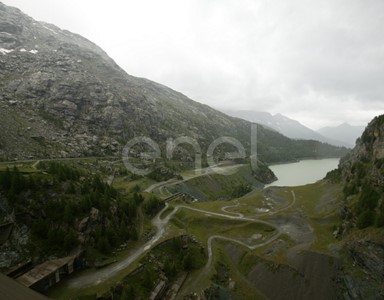 Scorcio verso valle dal coronamento della diga di Alpe Gera