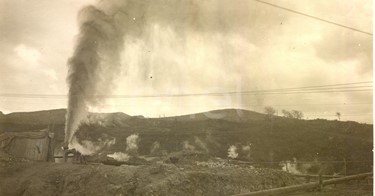 Fabbrica di Larderello. Esplosione di vari soffioni. 1906-1930.