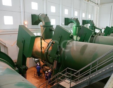 Arrivo condotte forzate all'interno della sala macchine e operai al lavoro