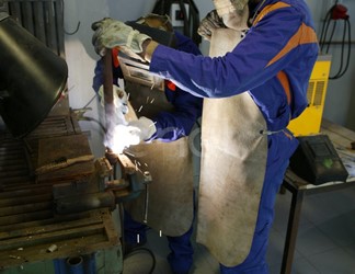 Processo lavorativo di saldatura all'interno dell'officina della centrale di Sulcis