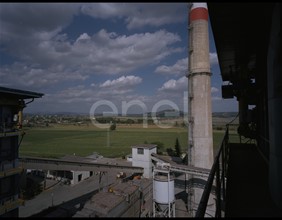 Caldaia, torre di distribuzione e camino