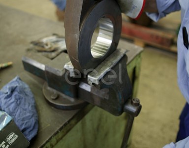 Lavorazione al tornio di un pezzo meccanico e seccessive fasi di misurazione, finitura e montaggio