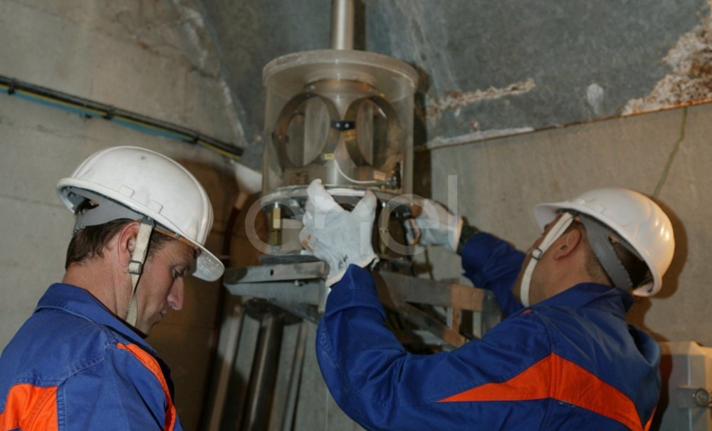Operazioni di controllo: operai al lavoro su una strumentazione all'interno di un cunicolo della diga di Alpe Gera