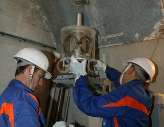 Operazioni di controllo: operai al lavoro su una strumentazione all'interno di un cunicolo della diga di Alpe Gera