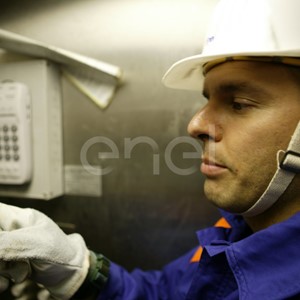 Operaio all'interno del cunicolo della diga di Alpe Gera