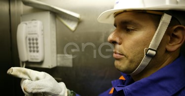 Operaio all'interno del cunicolo della diga di Alpe Gera