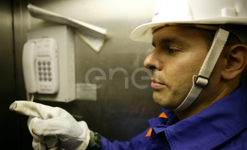 Operaio all'interno del cunicolo della diga di Alpe Gera