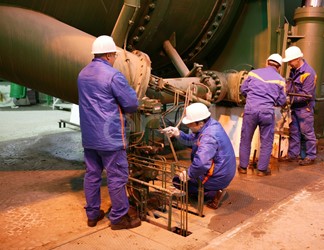 Arrivo condotte forzate all'interno della sala macchine e operai al lavoro