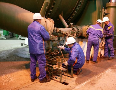 Arrivo condotte forzate all'interno della sala macchine e operai al lavoro