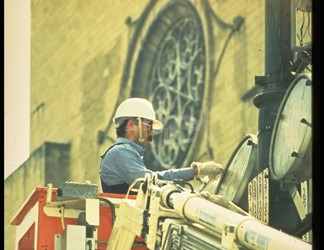 Piattaforma aerea con operaio al lavoro