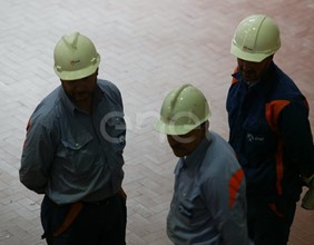 Operai in sala macchine