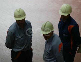 Operai in sala macchine