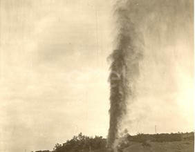 Fabbrica di Larderello. Esplosione di vari soffioni. 1906-1930.