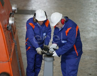 Operai al lavoro in sala macchine