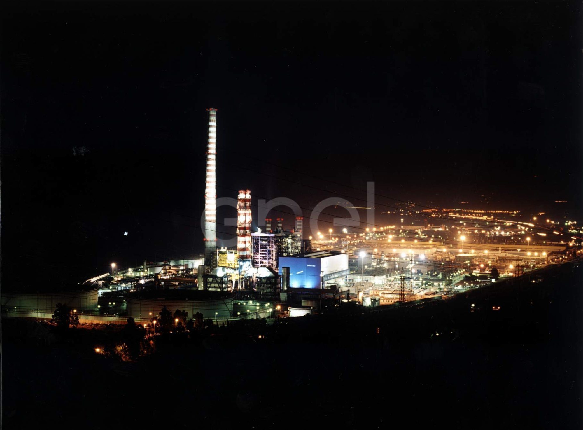 Veduta notturna della centrale