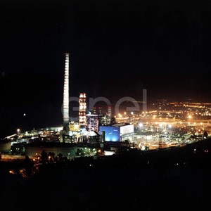 Veduta notturna della centrale
