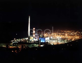 Veduta notturna della centrale