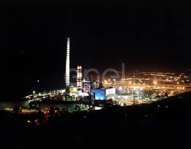 Veduta notturna della centrale