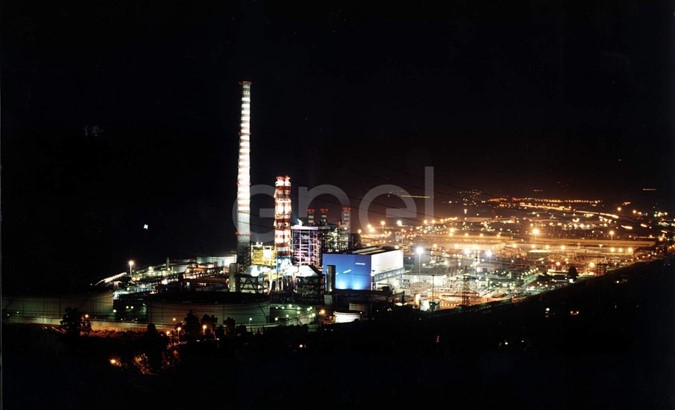 Veduta notturna della centrale