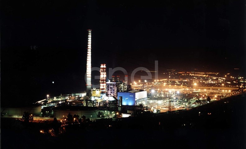 Veduta notturna della centrale