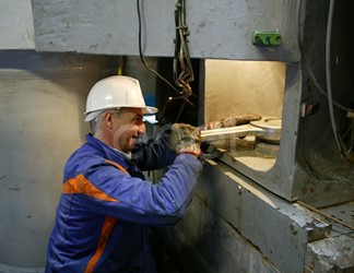 Serraggio bulloneria in sala macchine