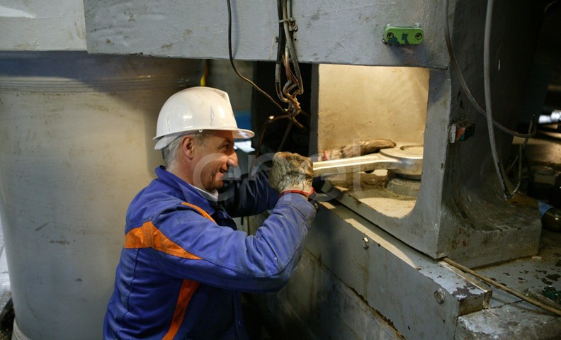 Serraggio bulloneria in sala macchine