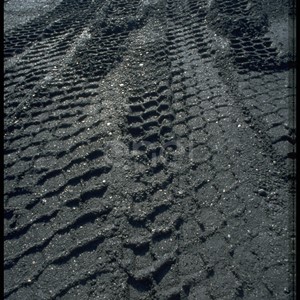 Impronte di copertoni sul fango