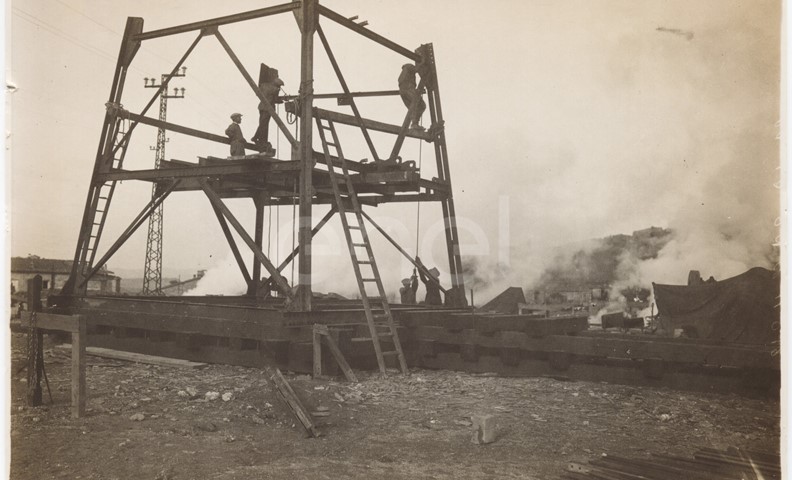 Larderello e Lago. Vari tipi di impianti per sondaggi.