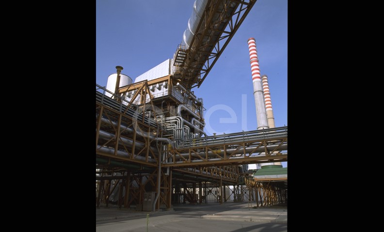 Impianto turbogas e ciminiere