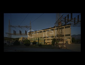 Edificio e tralicci