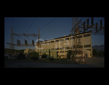 Edificio e tralicci