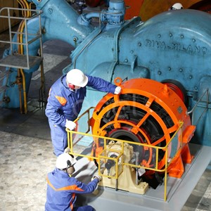 Operai controllano il funzionamento dell'eccitatrice di una turbina