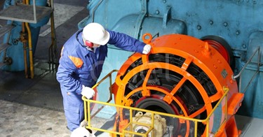 Operai controllano il funzionamento dell'eccitatrice di una turbina