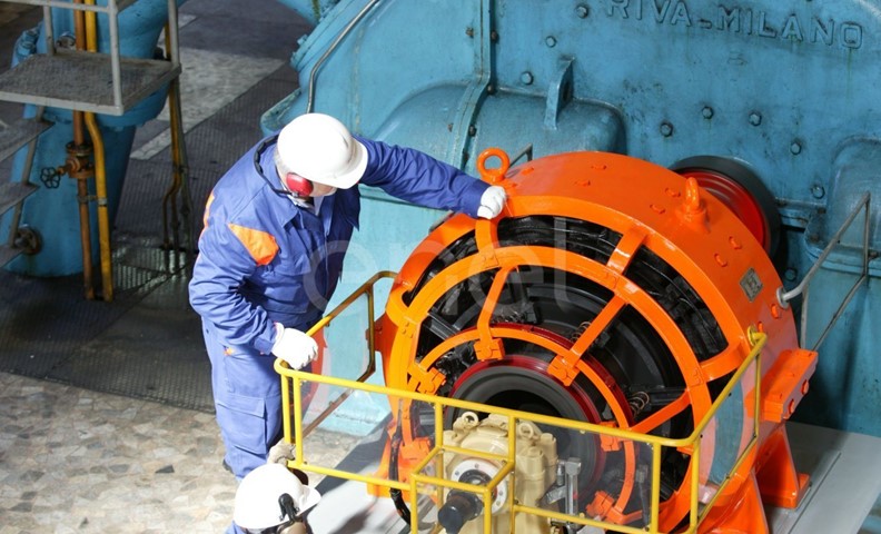 Operai controllano il funzionamento dell'eccitatrice di una turbina