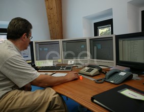 Tecnici in sala controllo e comando della centrale di Verampio