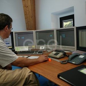 Tecnici in sala controllo e comando della centrale di Verampio