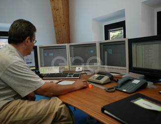 Tecnici in sala controllo e comando della centrale di Verampio