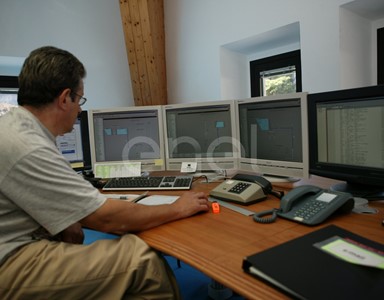 Tecnici in sala controllo e comando della centrale di Verampio