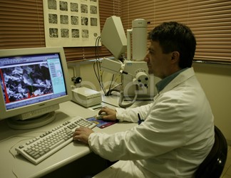Tecnico al computer all'interno del laboratorio chimico di Larderello
