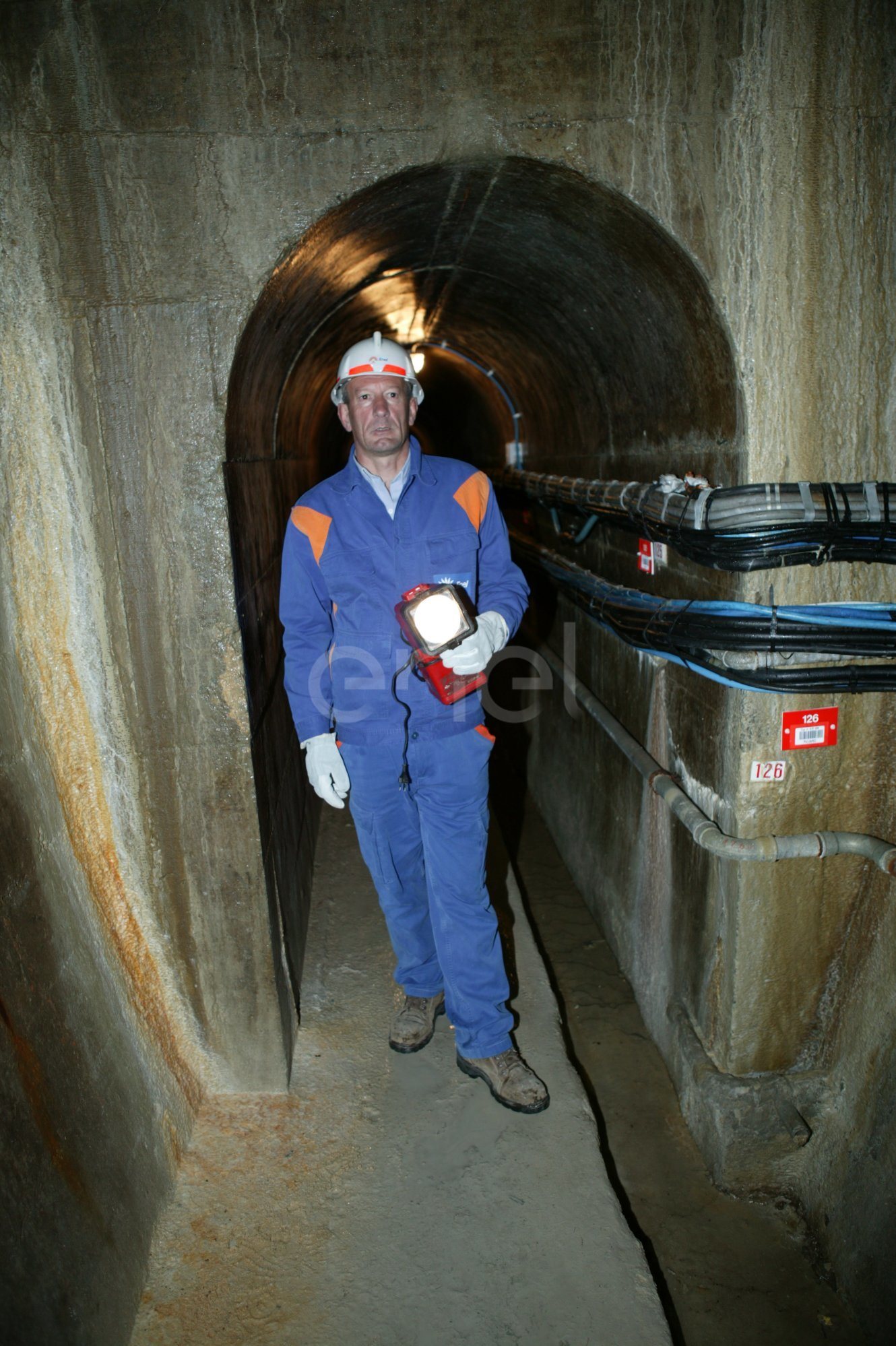 Operaio all'interno di un cunicolo della Diga di Alpe Gera