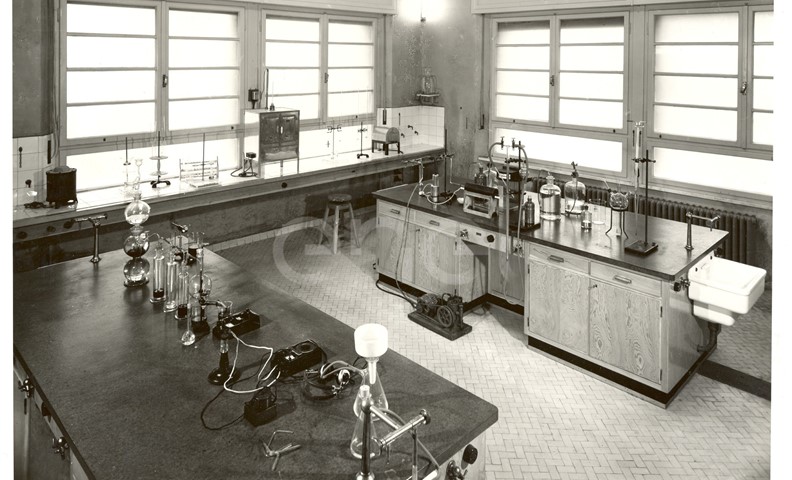 Settore chimico. Laboratori. Centro studi. Larderello.