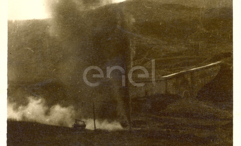 Fabbrica di Larderello. Esplosione di vari soffioni. 1906-1930.