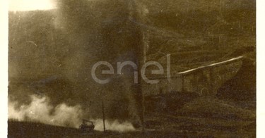 Fabbrica di Larderello. Esplosione di vari soffioni. 1906-1930.