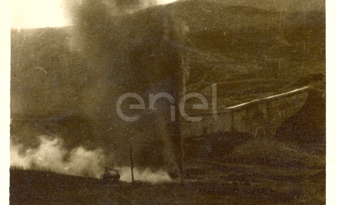Fabbrica di Larderello. Esplosione di vari soffioni. 1906-1930.