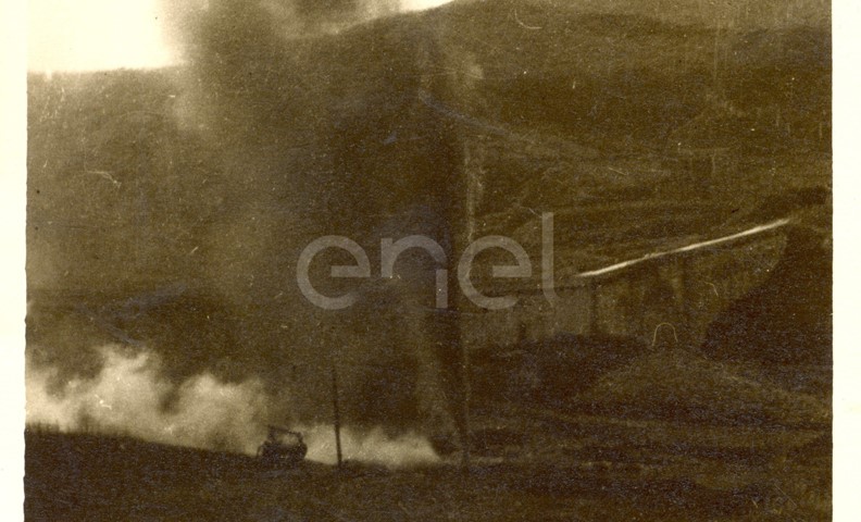 Fabbrica di Larderello. Esplosione di vari soffioni. 1906-1930.