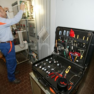 Tecnico controlla un circuito nella sala controllo e comando