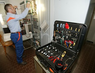 Tecnico controlla un circuito nella sala controllo e comando