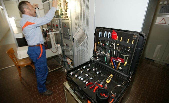 Tecnico controlla un circuito nella sala controllo e comando