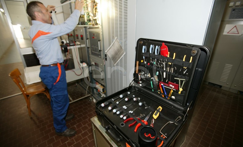 Tecnico controlla un circuito nella sala controllo e comando