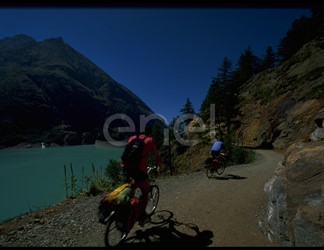 Lago ed escursionisti